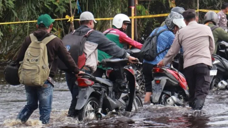 Banjir di Jalintim Desa Kemang Mulai Surut, Arus Lalu Lintas Berangsur Normal