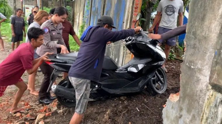 Akses Terputus Akibat Banjir, Ditlantas Polda Riau Bobol Tembok RSDC untuk Jalur Alternatif