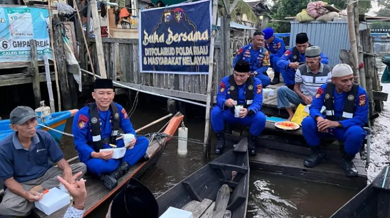 Ditpolair Polda Riau Gelar Buka Puasa dan Berbagi Sembako dengan Nelayan Pesisir Sungai Siak