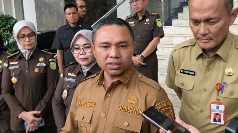 Gubernur Riau, Abdul Wahid di Kejati Riau didampingi Wakajati Riau