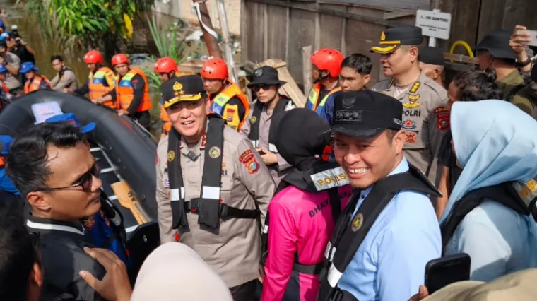 Kapolda Riau dan Wali Kota Pekanbaru Salurkan Bantuan untuk Korban Banjir di Rumbai