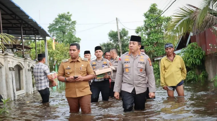 Turun Langsung ke Lokasi Banjir di Rumbai, Ini yang Dilakukan Kapolresta Pekanbaru