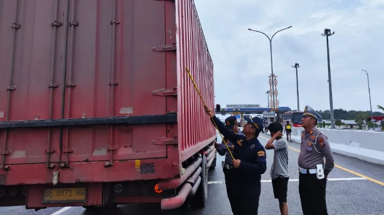 Polda Riau Intensifkan Razia ODOL di Jalan Tol, 76 Kendaraan Ditindak!