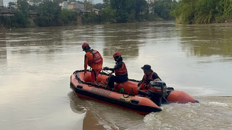 Tim SAR Sisir 30 Km Sungai Rokan Gunakan Aqua Eye Cari Balita yang Tenggelam