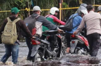 Banjir di Jalintim Desa Kemang Mulai Surut, Arus Lalu Lintas Berangsur Normal