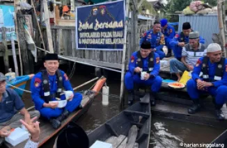 Ditpolair Polda Riau Gelar Buka Puasa dan Berbagi Sembako dengan Nelayan Pesisir Sungai Siak