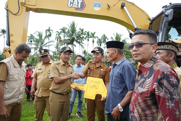 Foto Progul Satu Kecamatan Satu Ekskavator Diluncurkan di Kecamatan Sangir