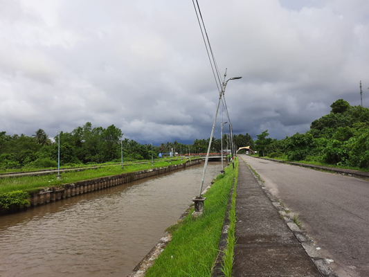 Jejeran tiang lampu penerangan jalan inspeksi Batang Mangguang Pariaman. (Foto: Tre's.)