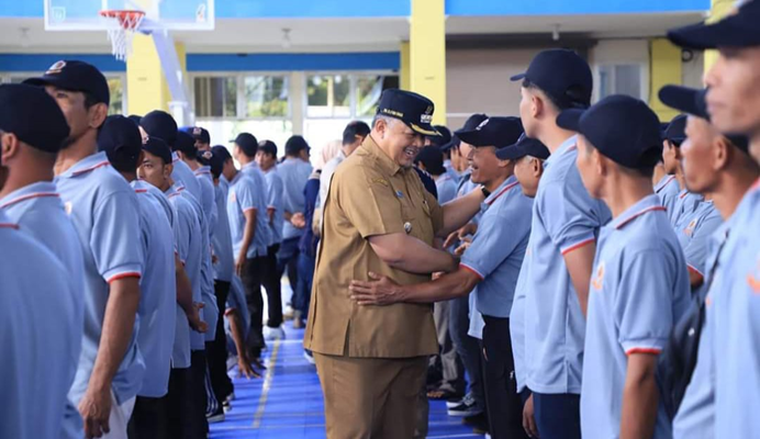 Wako Solok Zul Elfian Umar, menyalami Satlinmas yang akan bertugas pada Pemilu 2024 di Kota Solok