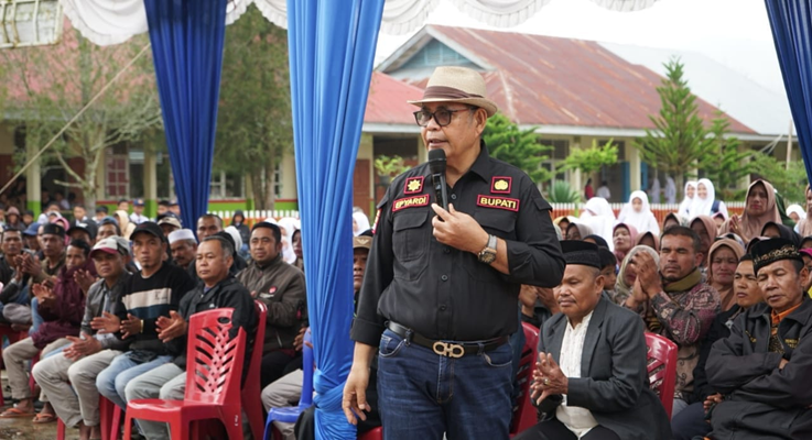 Bupati Epyardi Asda menerima aspirasi usulan pembangunan masyarakat Nagari Sungai Nanam saat kunjungan kerja ke SMPN 2 Lembah Gumanti