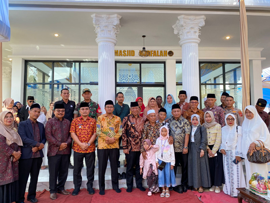 Bupati Pesisir Selatan Rusma Yul Anwar meresmikan Masjid Nurfalah di UPT SMPN 1 Batang Kapas pada Kamis (11/01) pagi.