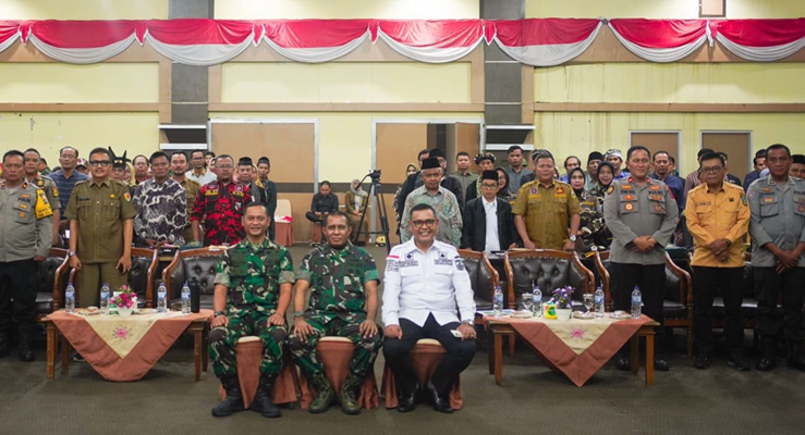 Bupati Epyardi Asda (baju putih),Wakil Asisten Staf Intelejen KSAD Brigjen TNI Antoninho Rangel Da Silva (tengah) dan Dandim 0309/Solok Letkol Inf. Aji Satrio bersama peserta Binkom