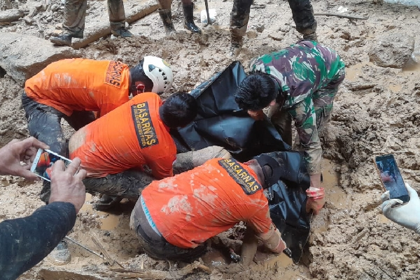 Korban yang tertimbun longsor dievakuasi oleh Tim Gabungan.(Foto: Dok istimewa)