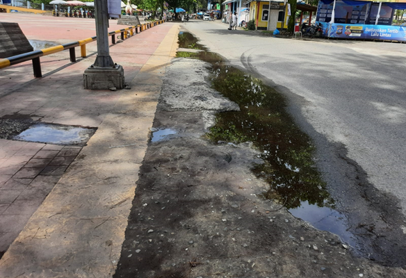 Ruas jalan di Pantai Gandoriah Kota Pariaman yang gagal di overlay pada Desember 2023 baru lalu.