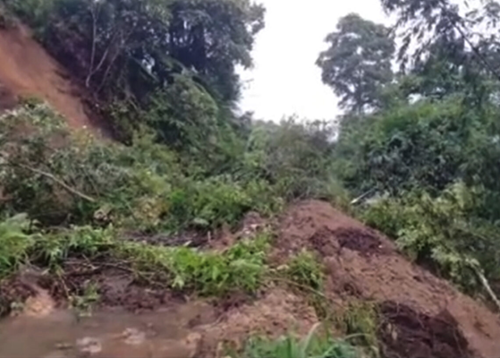 Jalan Bukittinggi-Batusangkar Tutup akibat longsor.(Foto: Dok istimewa)