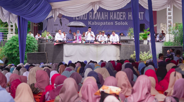 Bupati Epyardi Asda dan Pejabat lainya, saat temu ramah dengan Kader Posyandu Se-Kabupaten Solok