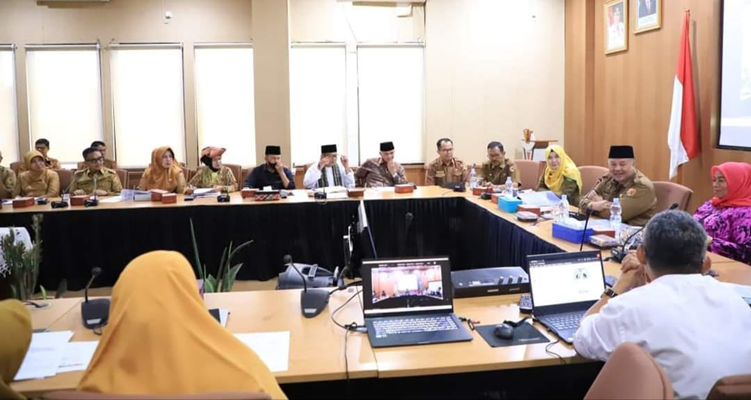 Wako Zul Elfian Umar (tengah kanan) di acara Forum Konsultasi Publik RPJPD Kota Solok 2025-2045