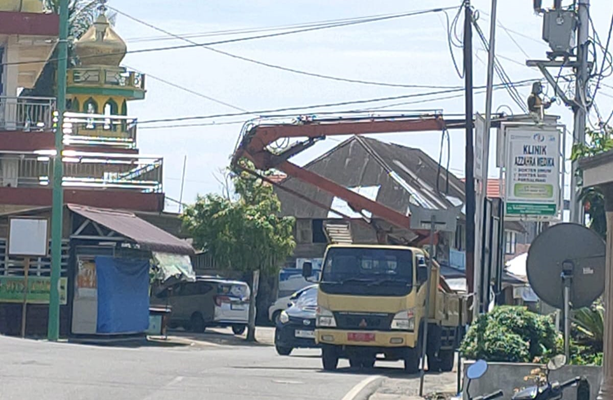 Saat petugas PJU sedang melakukan perbaikan yang mengalami kerusakan.