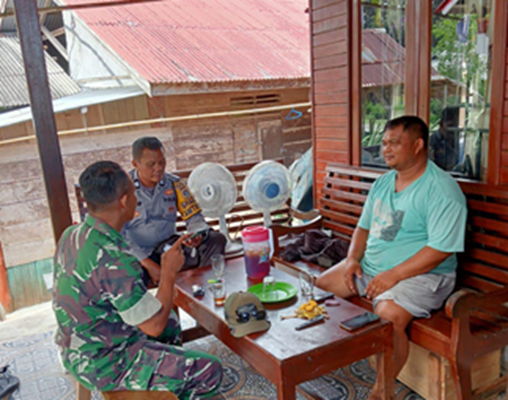 Foto Babinsa Koramil 03/Sipora, Serka Dendi Sartika Terus Tingkatkan Komsos Bersama Mitra Kerja, Terkait Pengamanan Wilayah