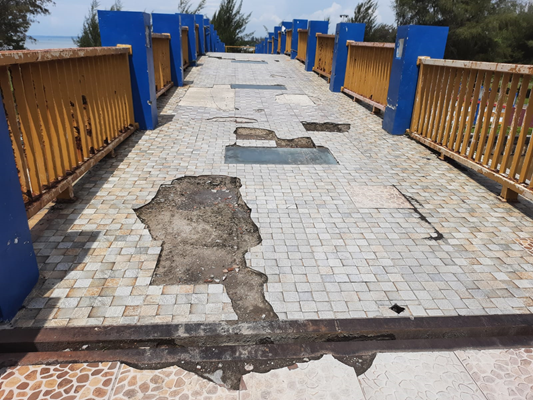 Kondisi lantai Gandoriah Bridge yang mengalami kerusakan.(Foto: Tre's.)