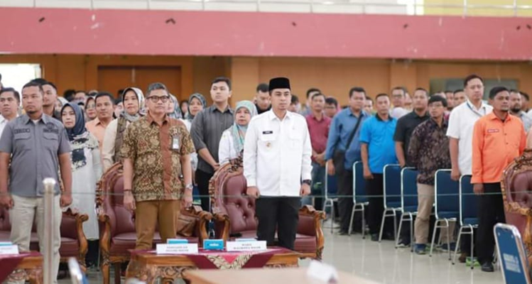 Wawako Ramadhani Kirana Putra (tengah baju putih) saat menghadiri Simulasi Pemilu di Gedung Kubuang Tigo Baleh