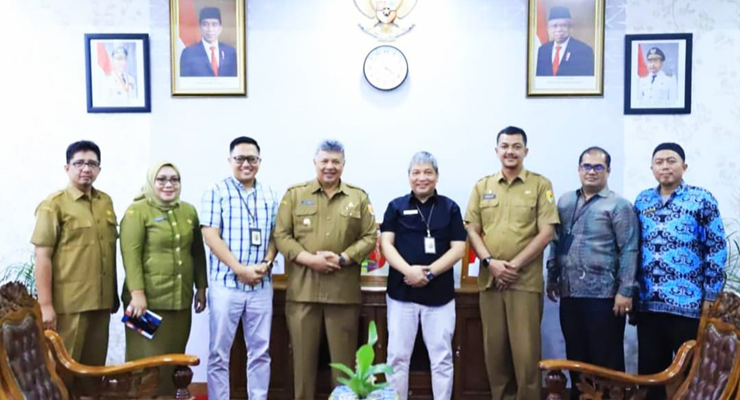 Wako Zul Elfian Umar (4 kiri) bersama Kepala Kantor Pelayanan Pajak Pratama Solok Irwan Eka Putra (4 kanan) dan Pejabat lainya di Ruang Kerja Wali Kota Solok