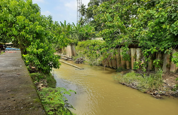 Sheet pile beton yang patah sejak dua tahun lalu masih tetap dapat perbaikan dari pihak berwenang. (Foto: Tre's).