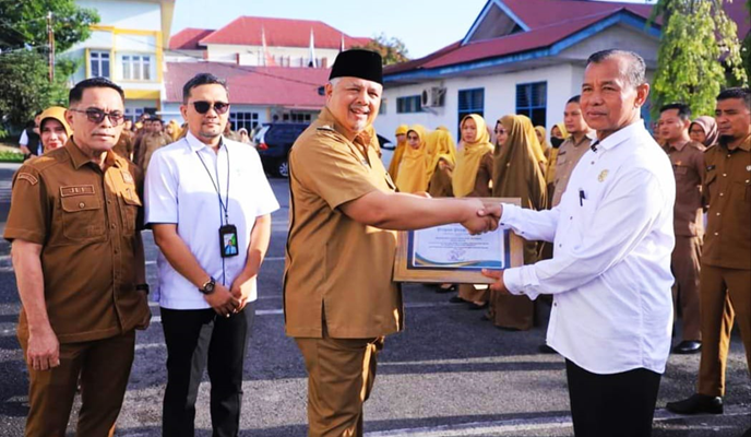 Wako Zul Elfian Umar menyerahkan Penghargaan kepada Ketua Baznas Kota Solok AKBP (Purn) H. Zaini (kanan).