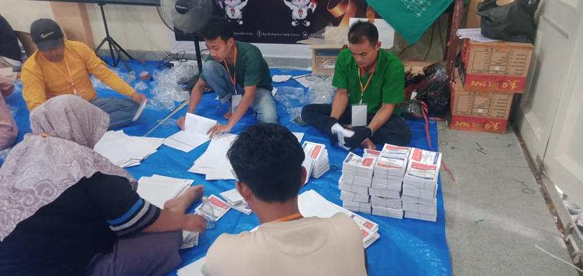 Foto Sortir Lipat Surat Suara Di Gudang Logistik KPU Solsel Sudah 70 Persen