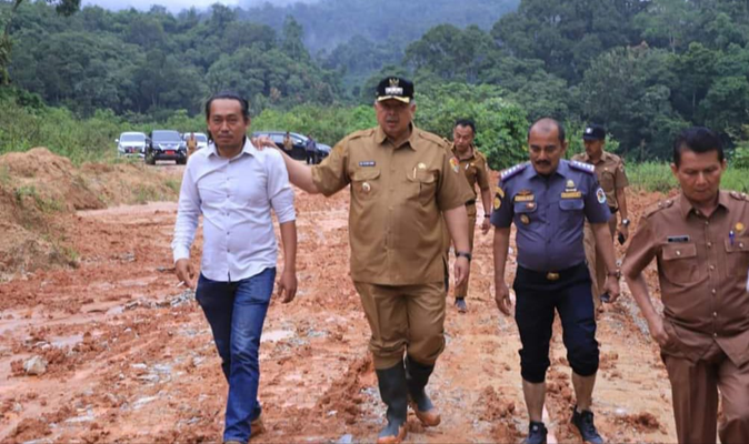 Wako Zul Elfian Umar (tengah bertopi) saat meninjau lokasi Jalan berlumpur di Jalan Lingkar Utara Laing