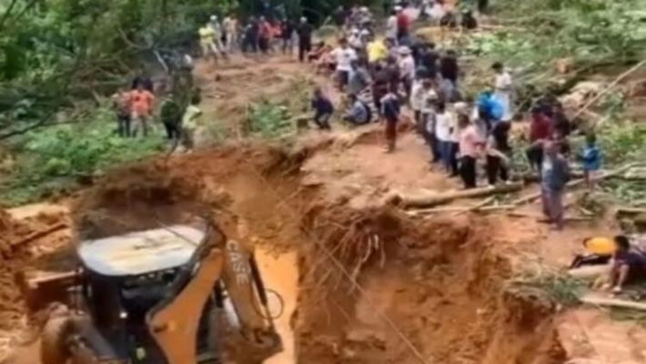 Proses pencarian korban tertimbun longsor. (Foto; Dok istimewa)