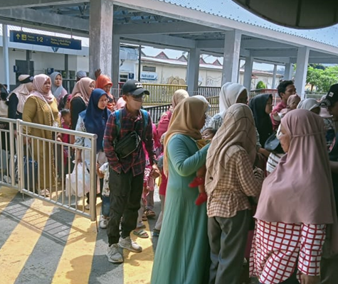 Wisatawan yang turun dari kereta api yang langsung ke objek wisata Gandoriah.