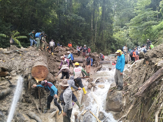 Foto Pemerintah Bersama Masyarakat Goro Bersihkan Hulu Sungai Dan Jalan Longsor