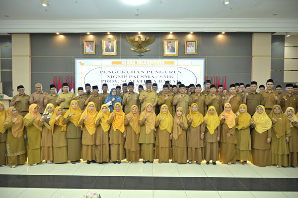 Foto Gubernur Mahyeldi Meminta Guru PAI Memprioritaskan Pelajar Saat Mengukuhkan Pengurus MGMP PAI SMA/SMK Sumbar