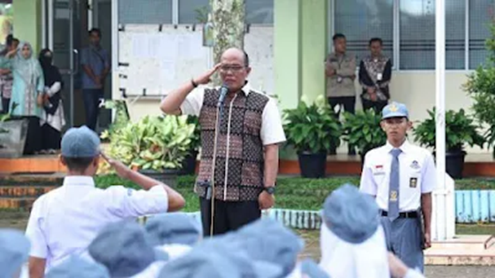 Foto Supardi, Ketua DPRD Sumbar, menjadi Pembina Upacara di SMN 1 Payakumbuh