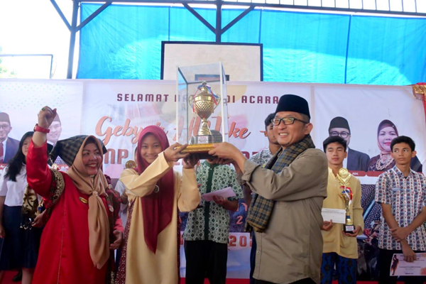 Foto Hadiri Gebyar HUT ke-45 SMPN 9 Padang, Hendri Septa Minta Generasi Z Berbudi Pekerti Luhur