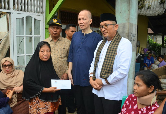 Hendri Septa Serahkan Bantuan bagi Korban Pohon Tumbang di Gates