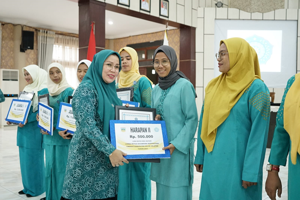 Foto Para Istri Kepala Jorong Diberikan Bimtek Oleh PKK Kabupaten Solsel