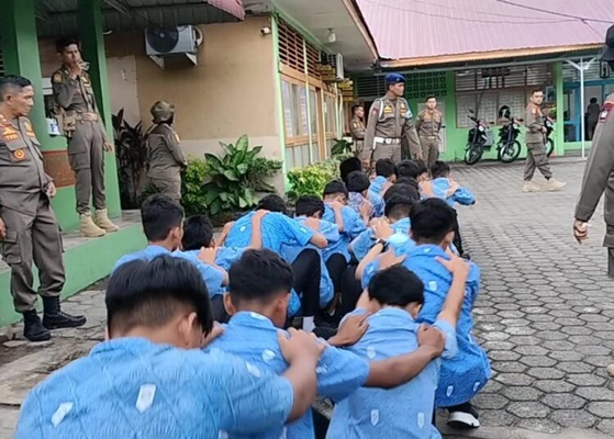 Puluhan Pelajar SMP di Padang Diciduk Satpol PP Gegara Bolos Sekolah. (Foto: Dok istimewa)