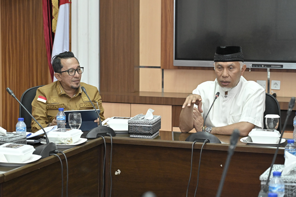 Foto Gubernur Mahyeldi Menyalurkan 10 Miliar USD dari APBD untuk Jalan Ombilin-Batusangkar, yang Sangat Penting Bagi Sektor Pertanian dan Pariwisata