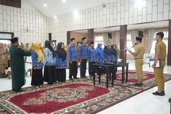 Foto Bupati Solok Selatan Khairunas Lantik Kepala Sekolah