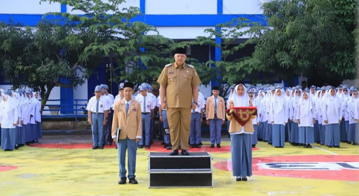 Wako Zul Elfian Umar, menjadi Pembina Upacara di SMAN 1 Kota Solok