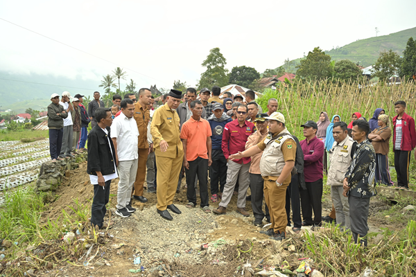 Foto Gubernur Mahyeldi Tinjau Lokasi Rencana Pembangunan Jembatan di Koto Baru Aie Dingin