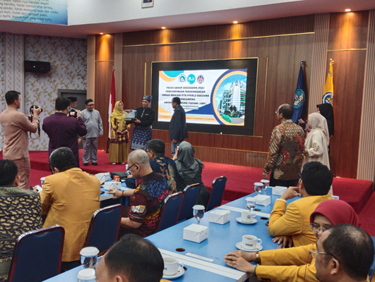 Rektor UNP Narasumber FGD PTN Pendamping Tranformasi UMRAH Menuju PTN BLU. (Foto: Humas Universitas Negeri Padang)