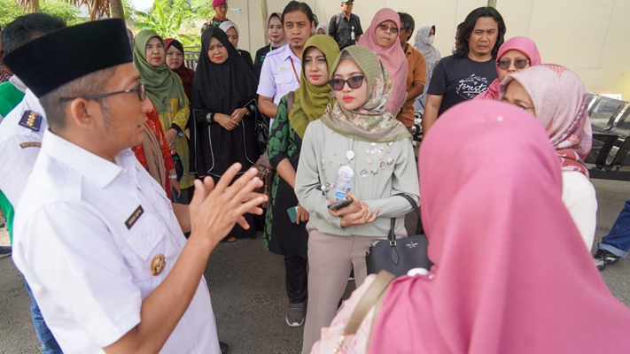 Foto Pasca Ledakan, Hendri Septa Berduka Cita di RS Semen Padang