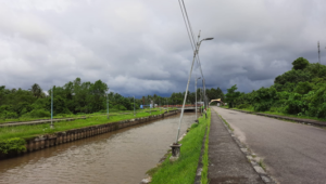 Jejeran tiang lampu penerangan jalan inspeksi Batang Mangguang Pariaman. (Foto: Tre's.)