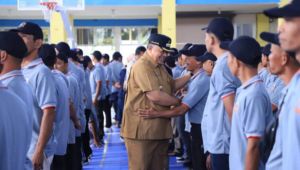 Wako Solok Zul Elfian Umar, menyalami Satlinmas yang akan bertugas pada Pemilu 2024 di Kota Solok