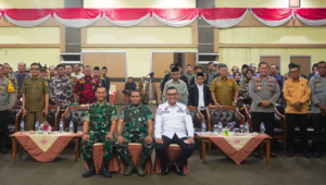 Bupati Epyardi Asda (baju putih),Wakil Asisten Staf Intelejen KSAD Brigjen TNI Antoninho Rangel Da Silva (tengah) dan Dandim 0309/Solok Letkol Inf. Aji Satrio bersama peserta Binkom