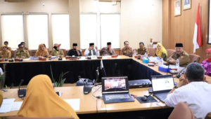 Wako Zul Elfian Umar (tengah kanan) di acara Forum Konsultasi Publik RPJPD Kota Solok 2025-2045