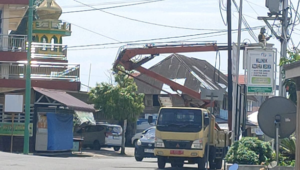 Saat petugas PJU sedang melakukan perbaikan yang mengalami kerusakan.